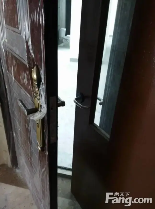 金融家一期部分户型消防门和入户门相撞存在安