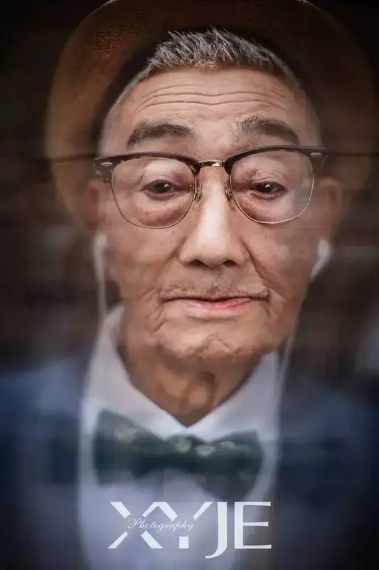 孙子给85岁爷爷拍了一组照片，帅遍了全中国