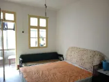 房东诚心卖,楼梯房一楼,屋内近两年刷墙翻新的