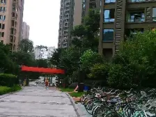 中间楼层,视野开阔,每个房间都有采光,保存良好。