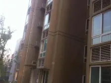 户型方正,通风采光好,园林景观漂亮,出入方便。