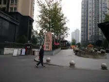 公园旁,急售三房,户型通透,远看长江,绝不夸张