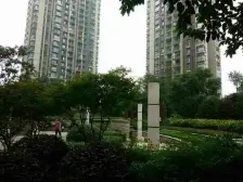 麒龙轻轨站,户型方正,生活方便,有自己的步行街