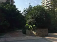 顶跃三层楼,带屋顶花园,带露台,装修保持好,轻轨旁