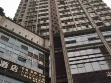 ,楼下就是香港城公交站,步行50米就是步行街