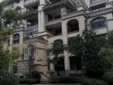 黄家湖以西新宇拉菲公馆顶楼有附着毛坯房