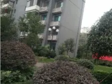 近西站 近轻轨 精装四房 小区环境优美,住家安静。