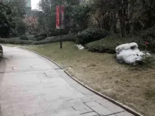 央央春天 南北通透,采光好 装修好,环镜优美 近地铁 周边匹套完善,,出行方便