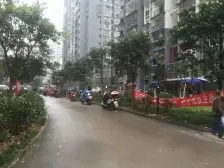 户型方正,采光通透,旁边就是轻轨站.