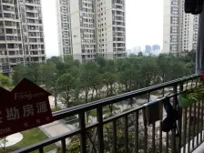 阳台看小区花园,6米长大飘窗,采光好