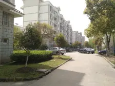 泰东公寓,精装修3房南北通,小区中间位置,带长租车位。