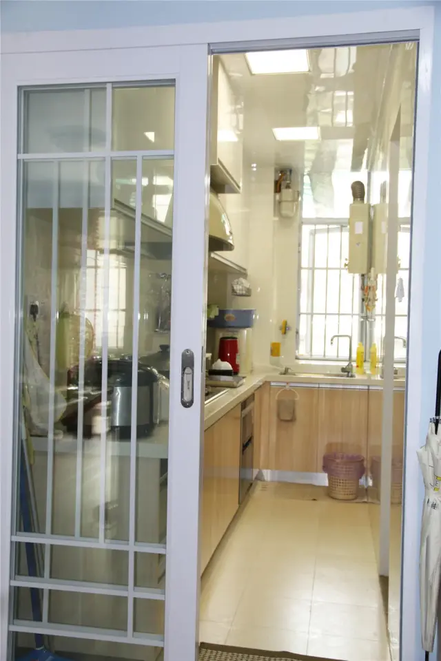 现代简约厨房门图片 简约厨房移门图片