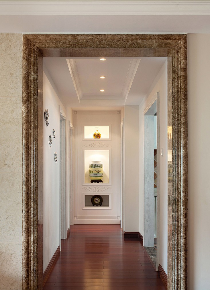 走廊上用了门套线包了造型,营造了层次感,让空间有了延伸感