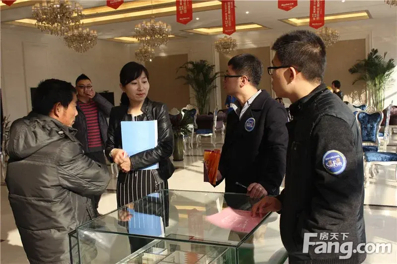 置业顾问为网友讲解户型