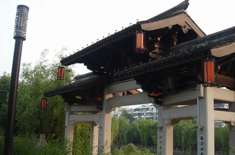 有着许多古代建筑,名胜古迹和典故传说,如江涨桥,珠儿潭,香积寺石塔等