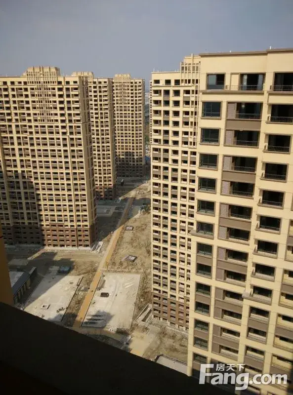 这样看,前面的楼房阴影完全罩住了后面的低层