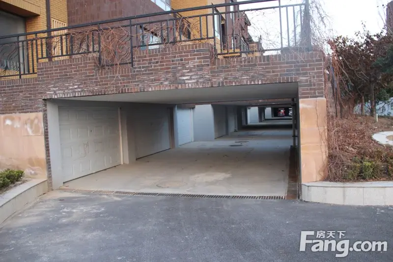 这宽敞的大车库,可以放得下好几辆车了