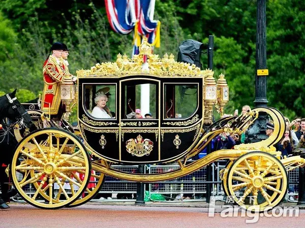 圣诞前夕马车巡游嗨翻天