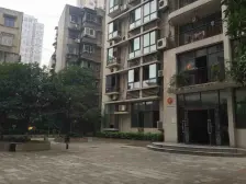 杨家坪商圈位置,出门公交站,配套齐全,繁华热闹