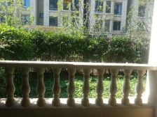 此房小区居中位置,小区别墅环境好,带南北院子和车库