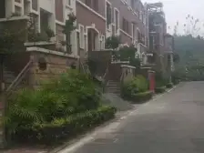 维多利亚,联排别墅中户,位置安静,诚心出售。