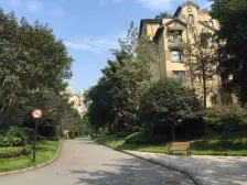 公园里面的3层楼洋房+双花园 带装修 还近商圈和轻轨站