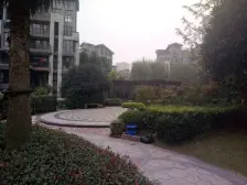 纯洋房小区,使用面积大,朝小区中庭,精装修,安静。