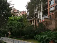 一梯两户洋房.门口就是轨道....