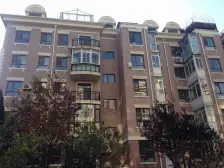 小区门口位置,坡下,位置好,实木装修