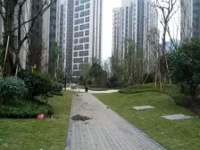 精装修的单间配套 交通便利 门口就是公交车站和轻轨站