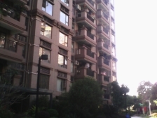 荣郡4房 两梯两户 装修保养好 拎包入住