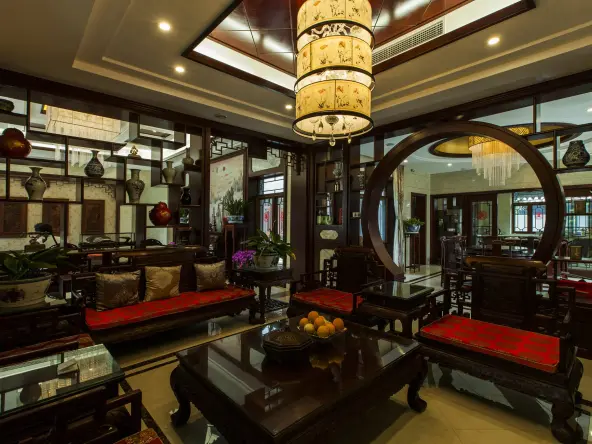 在设计上采用对称的手法来体现,正厅背景采用微晶石彩雕山水画来处理