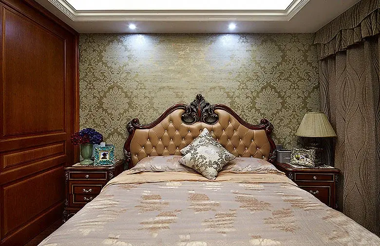 欧式的床头软包配古典壁纸